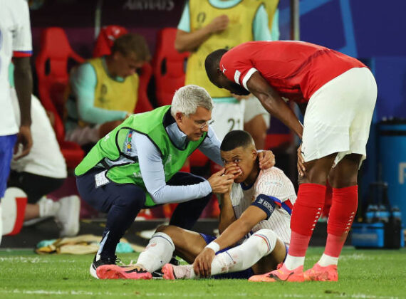 إصابة دموية لنجم فرنسا مبابي في مباراة النمسا