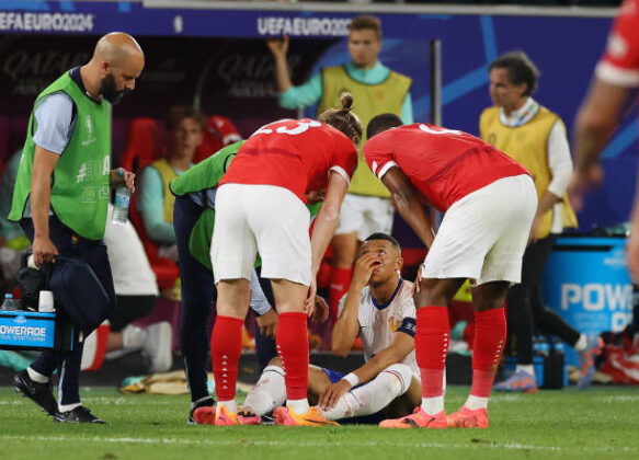 إصابة دموية لنجم فرنسا مبابي في مباراة النمسا
